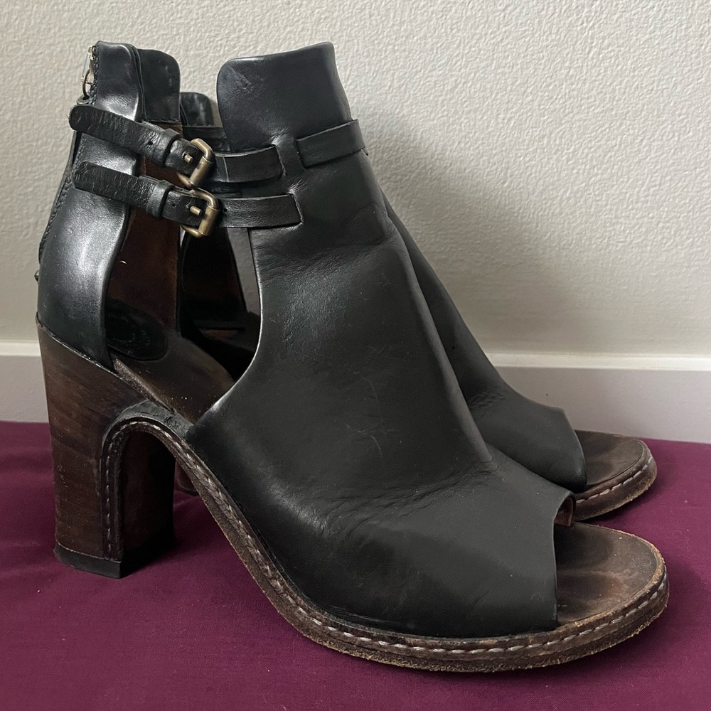 Peep-toe ankle booties genuine leather Buttero with zipper closure at the back